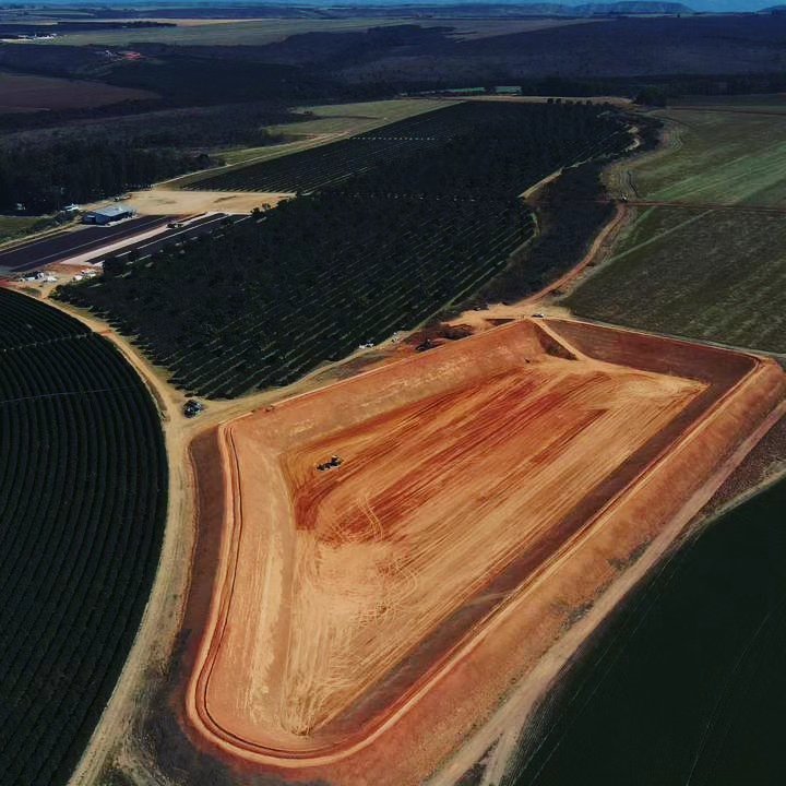 Vista aérea de barragem agrícola executada pela Mapa Terraplanagem