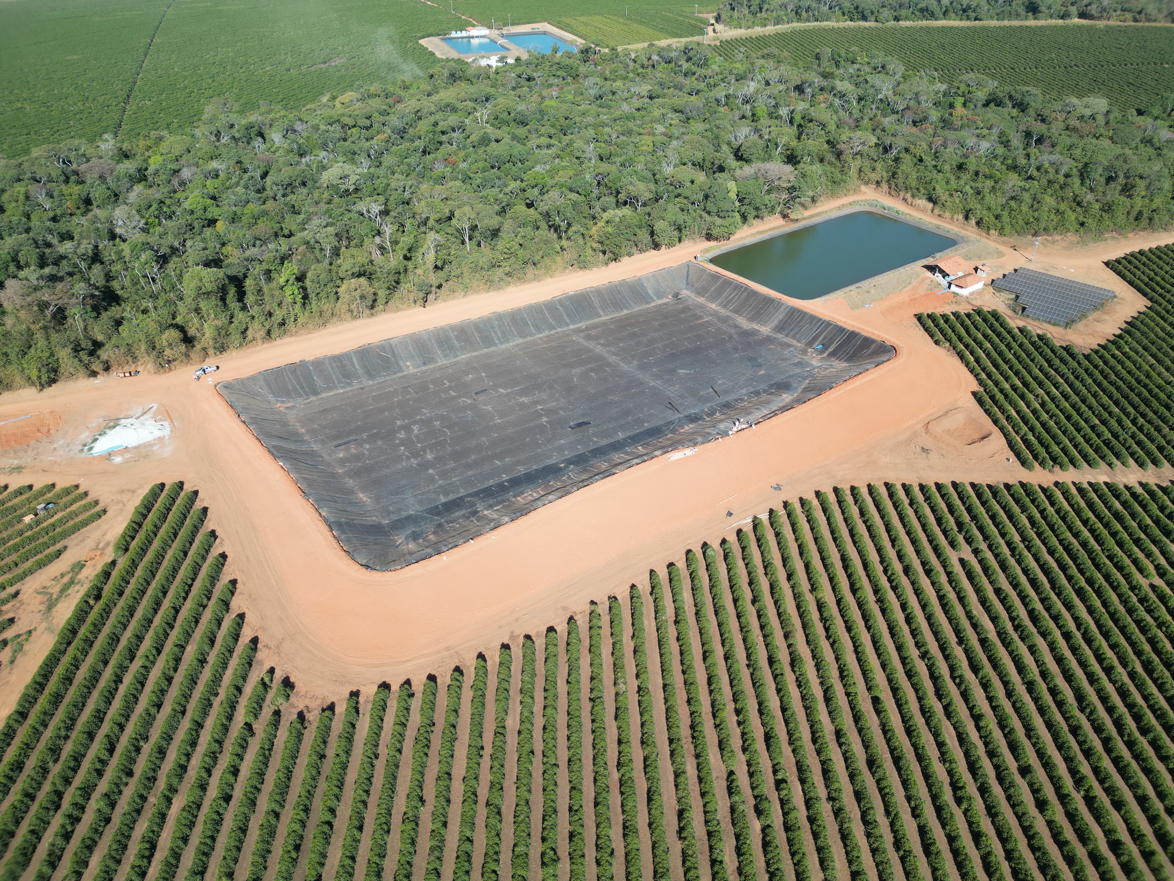 Reservatório construído em área de cafezal